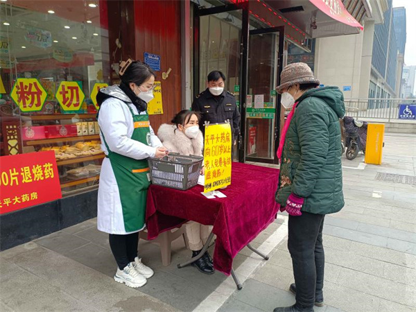 淮南田家庵區(qū)市場監(jiān)督管理局組織轄區(qū)藥店向市民免費發(fā)放退燒藥