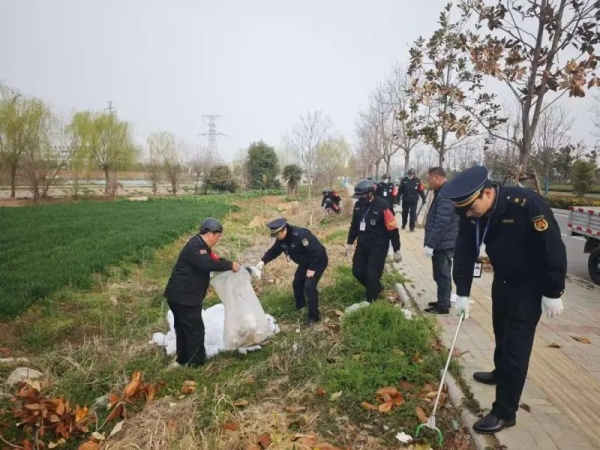 淮南經(jīng)開區(qū)清理沿路垃圾為城市“洗臉梳妝”！